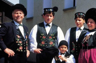 Familie in Tracht aus dem Grosswalsertal