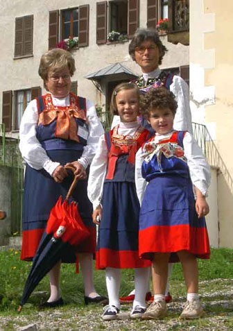 Trachtenträgerinnen in Rima (Foto: Fritz Tiburt)